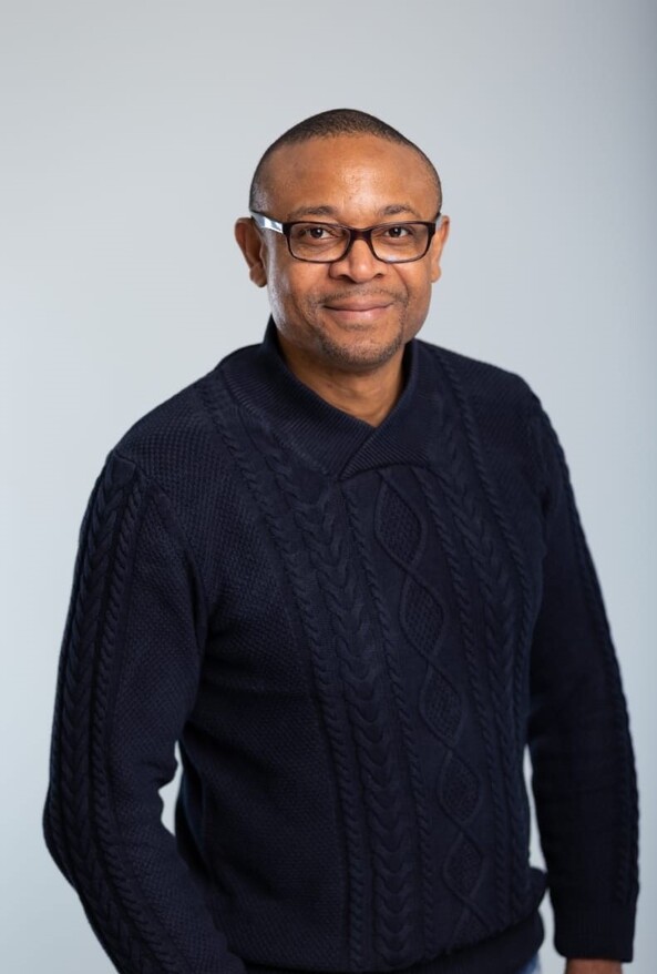 Geschäftsführer von Franklin Gebäudereinigung, lächelnd und selbstbewusst posierend.