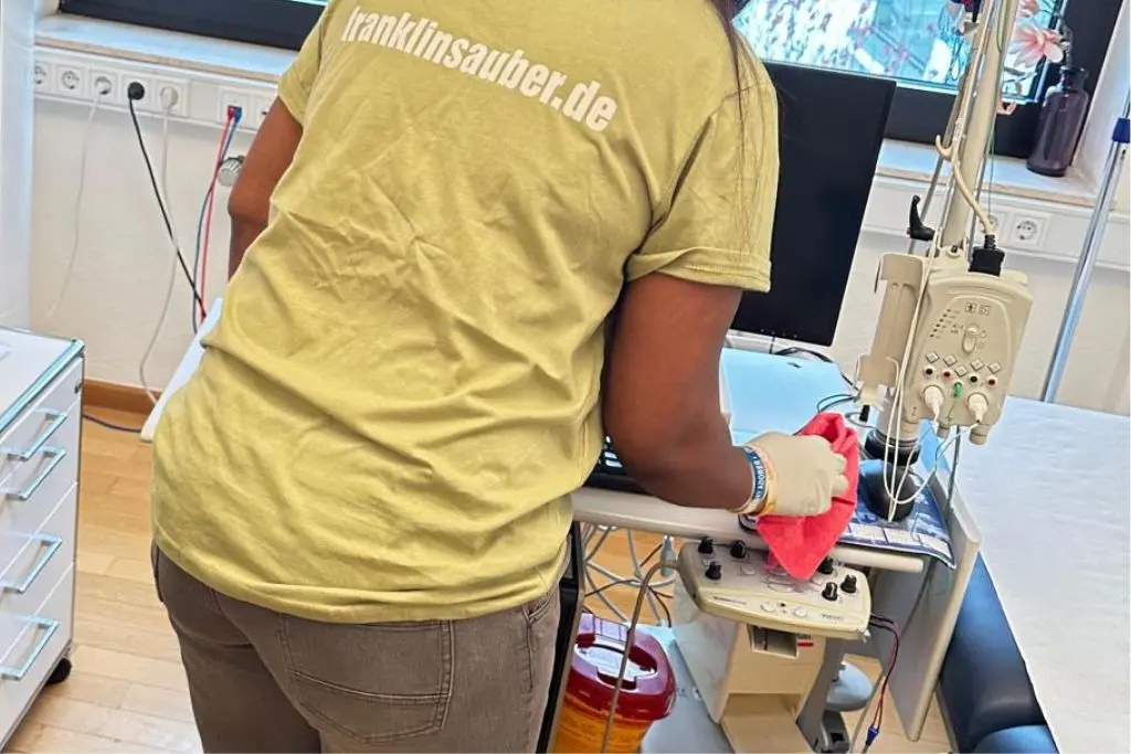 Alltagshilfe für Senioren an, um deren Alltag zu erleichtern.